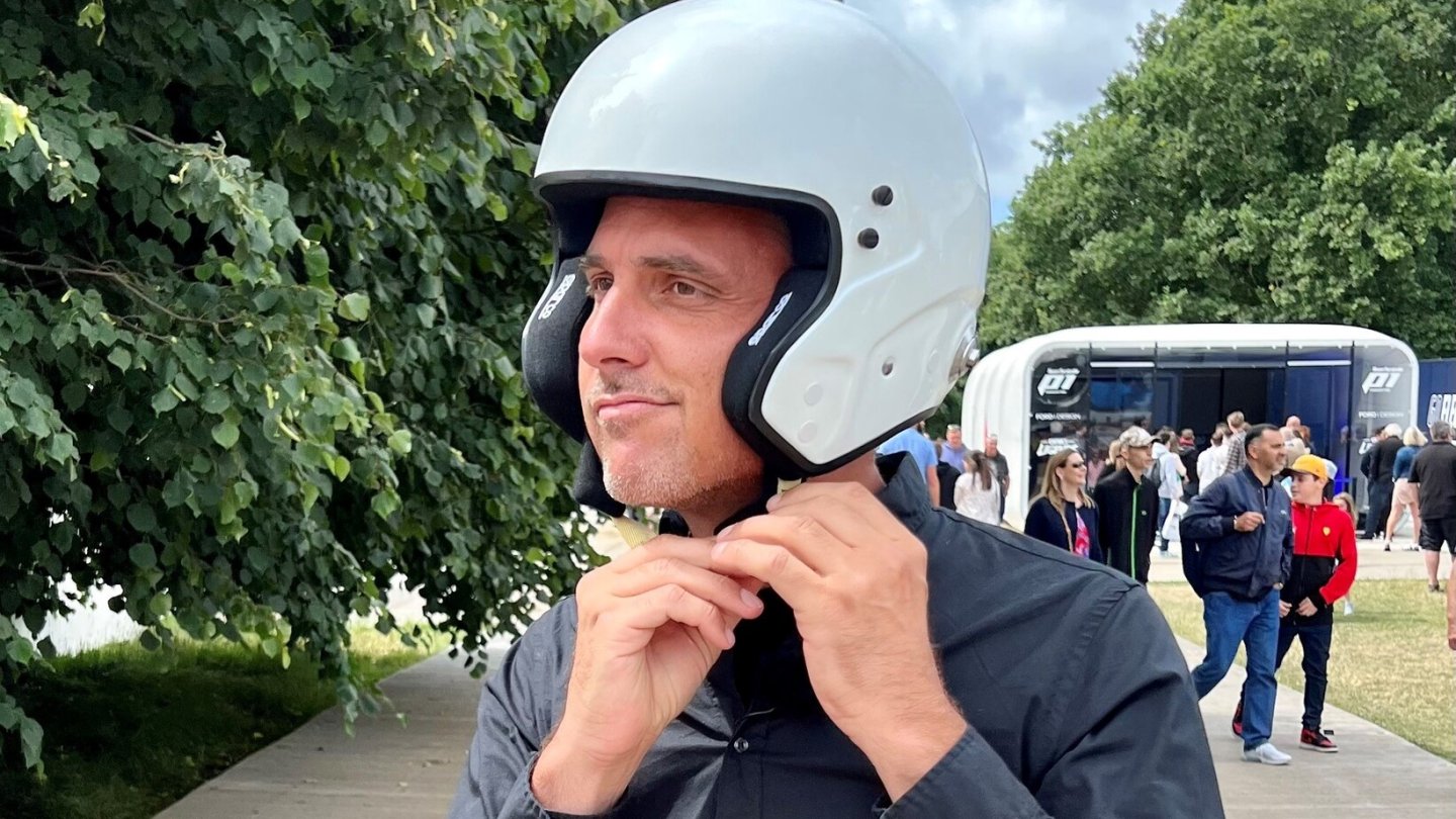 Why so serious? Vor dem Hill Climb wird der Helm aufgesetzt. Why so serious? Vor dem Hill Climb wird der Helm aufgesetzt.