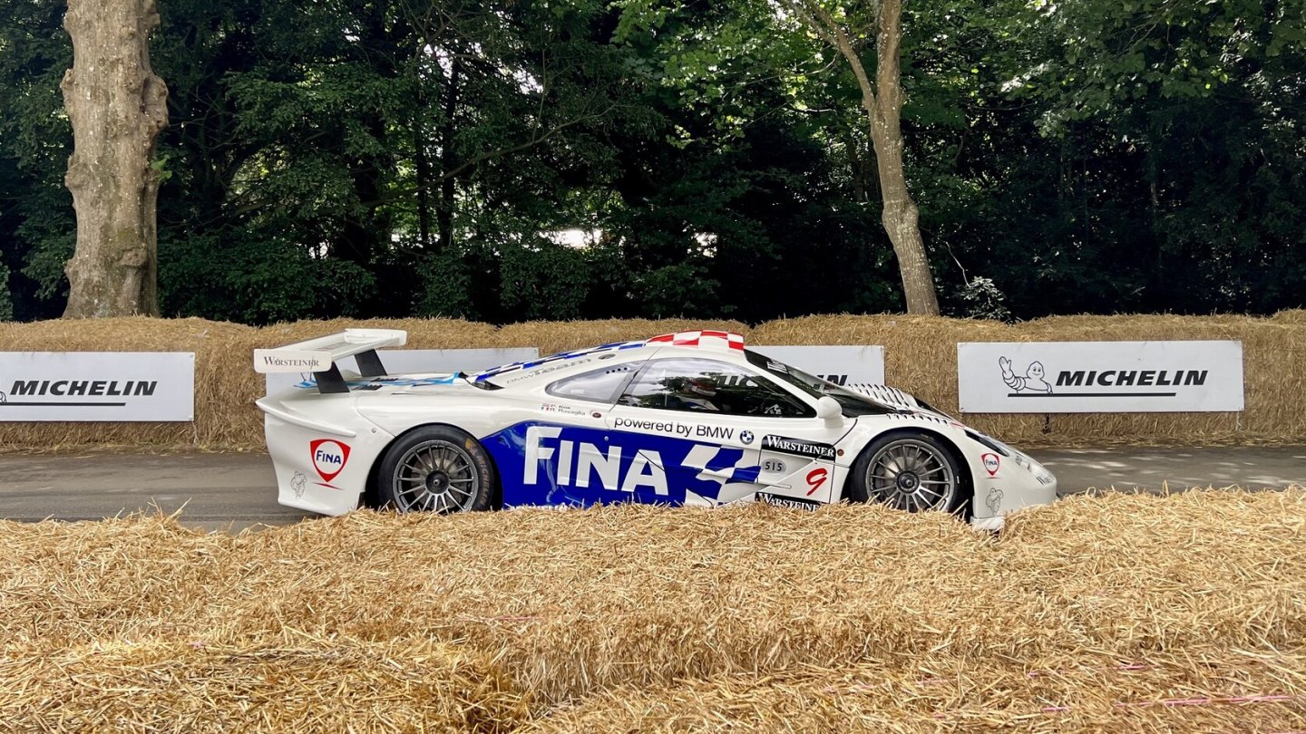 Rennwagen und Straßenfahrzeuge präsentierten sich beim traditionellen Hill Climb. Rennwagen und Straßenfahrzeuge präsentierten sich beim traditionellen Hill Climb.
