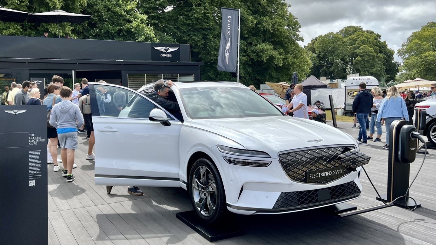Der Genesis Electrified GV70 wurde erstmals dem Publikum präsentiert. Der Genesis Electrified GV70 wurde erstmals dem Publikum präsentiert.