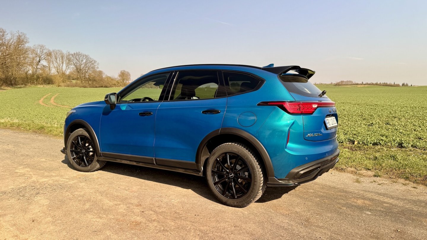 Der Dachspoiler und die Luftleitelemente an den Stoßfängern wirken wie ein optionales Aero-Kit.