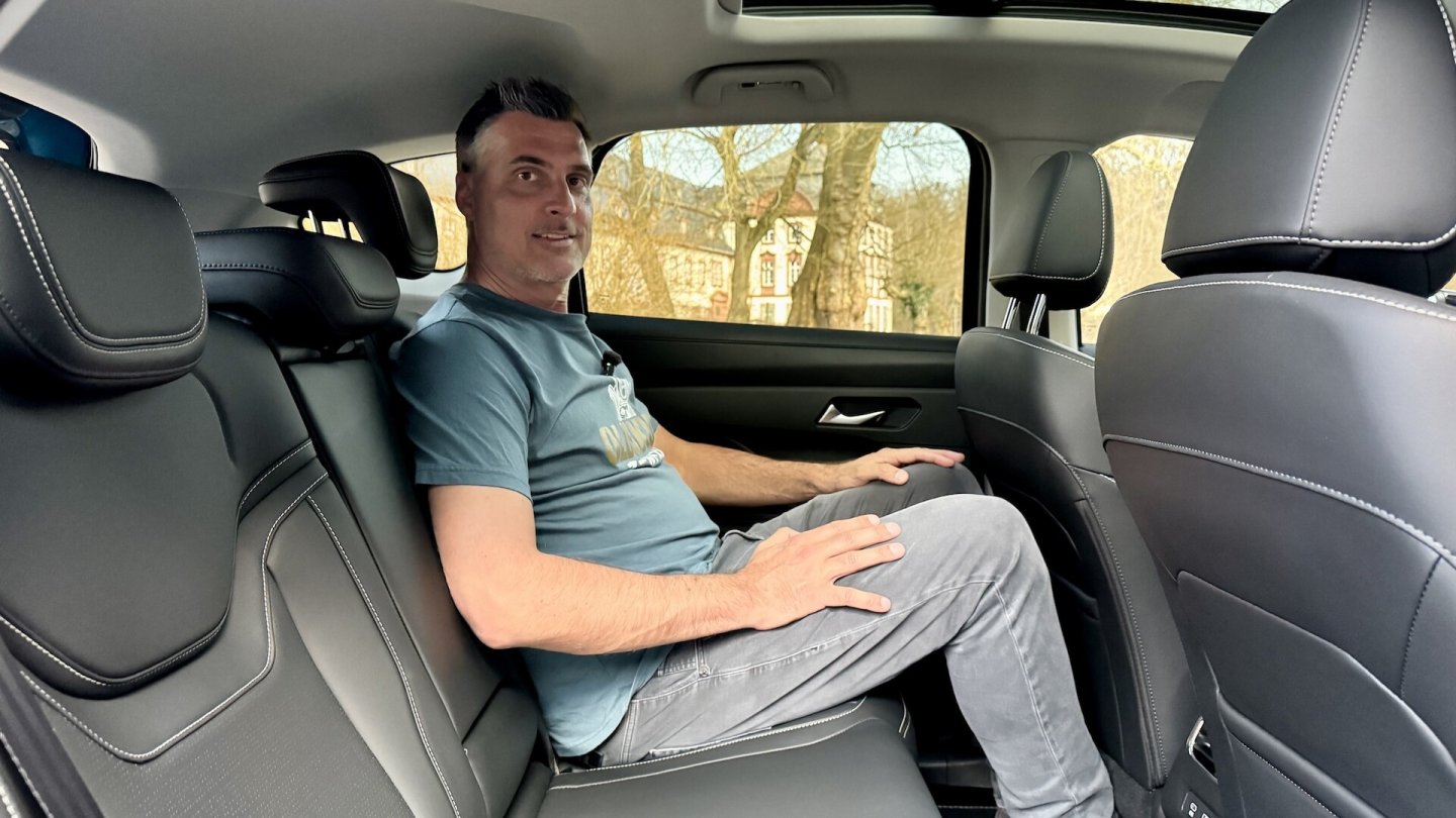 In beiden Sitzreihen gibt es viel Raum, auch für große Menschen.