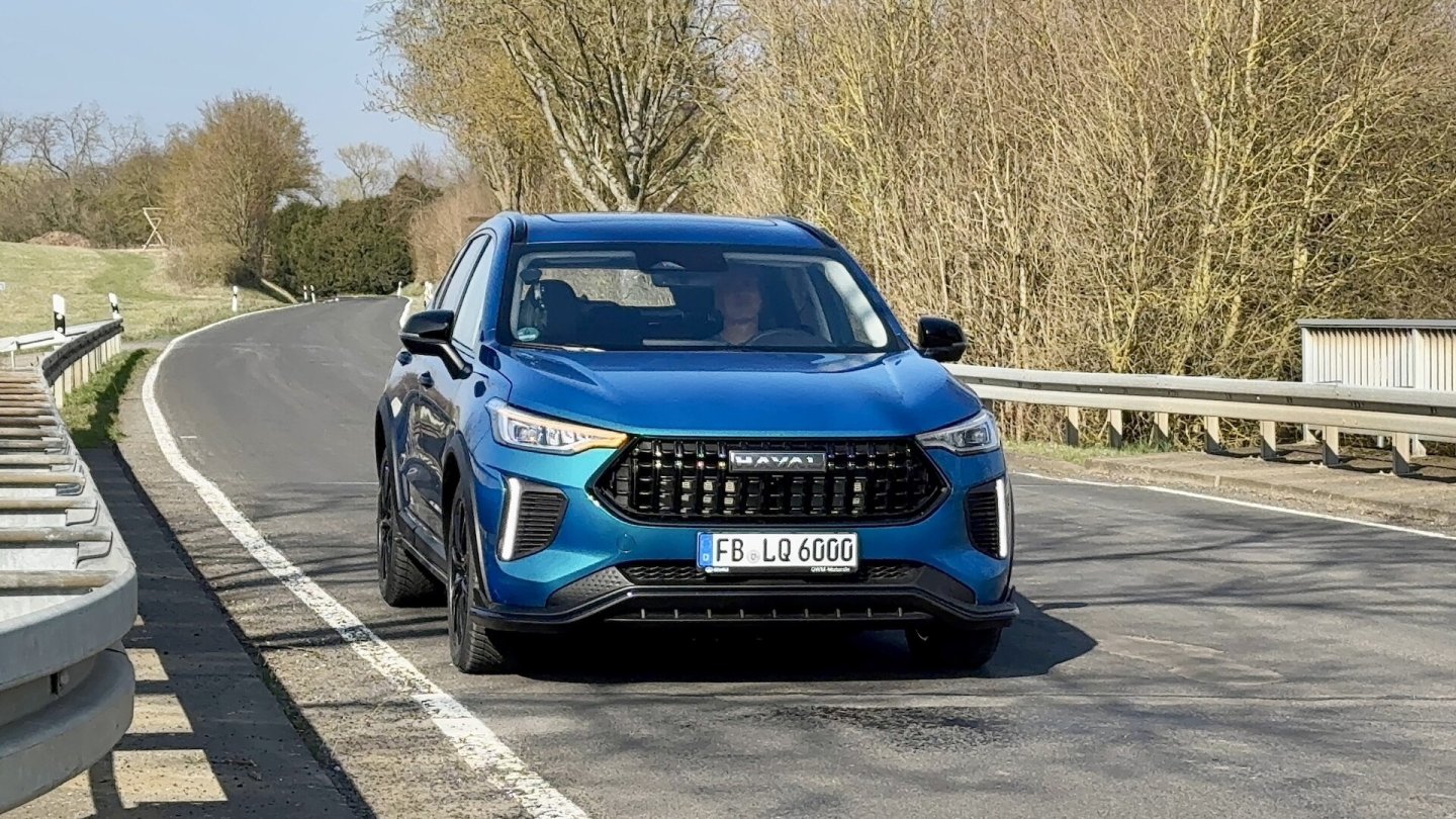 In Deutschland wird der Jolion Pro ausschließlich mit 177 PS starkem Benziner und Doppelkupplungsgetriebe angeboten.