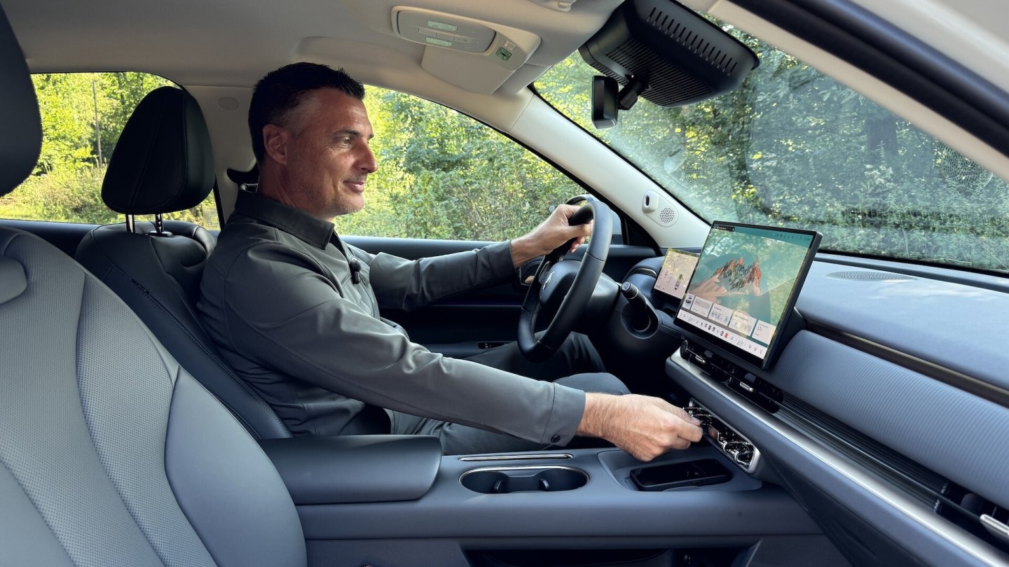 Trotz des großen Touchscreen-Displays gibt es auch Kippschalter im Cockpit.