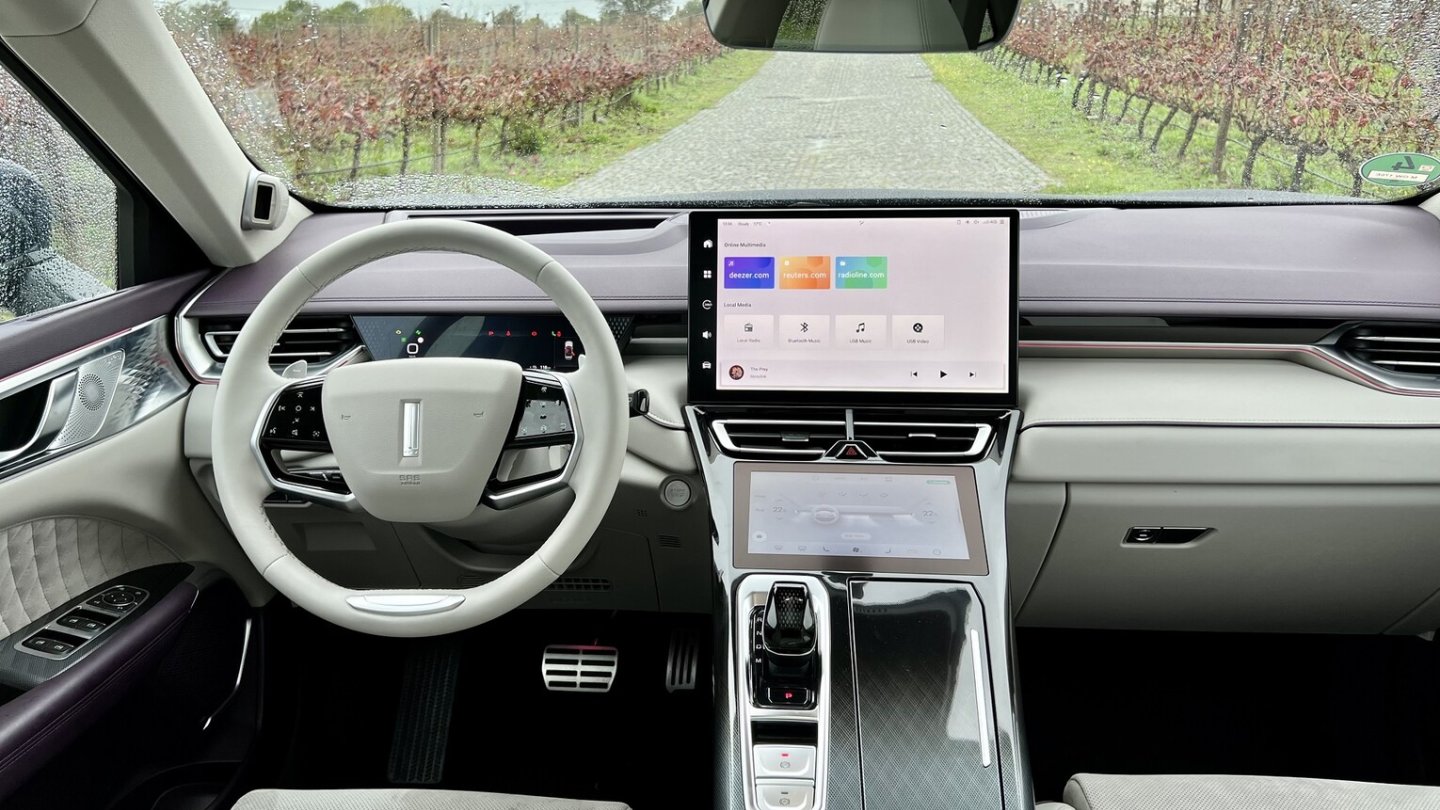Ein separates Display unterhalb des Multimedia-Systems dient der Klimasteuerung. Ein separates Display unterhalb des Multimedia-Systems dient der Klimasteuerung.