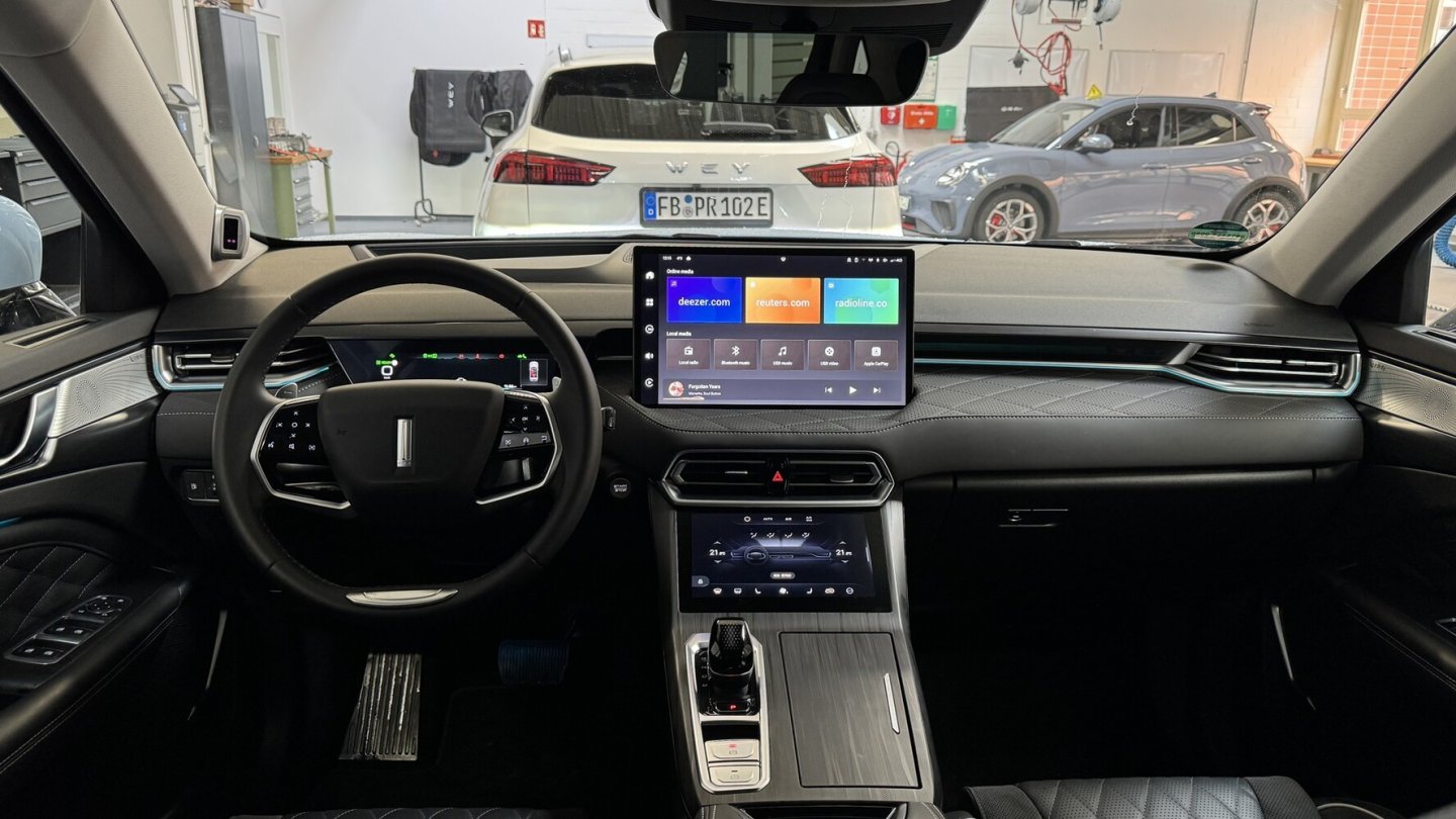 Vor dem großen Infotainment-Touchscreen kann man bequem die Hand ablegen. Vor dem großen Infotainment-Touchscreen kann man bequem die Hand ablegen.