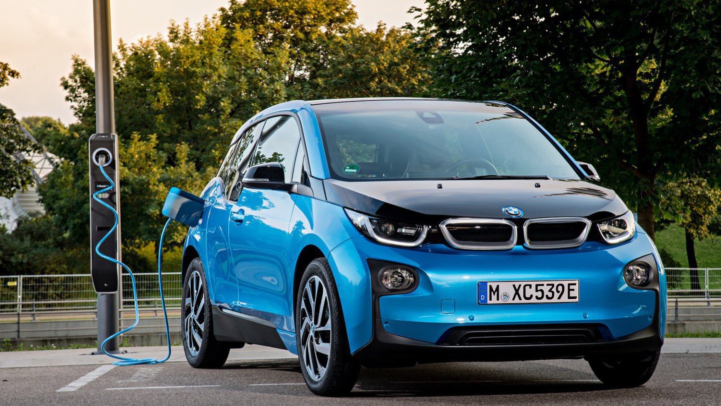 Mit einer überschaubaren Prämie will BMW den Neuwagenabsatz fördern. Mit einer überschaubaren Prämie will BMW den Neuwagenabsatz fördern.