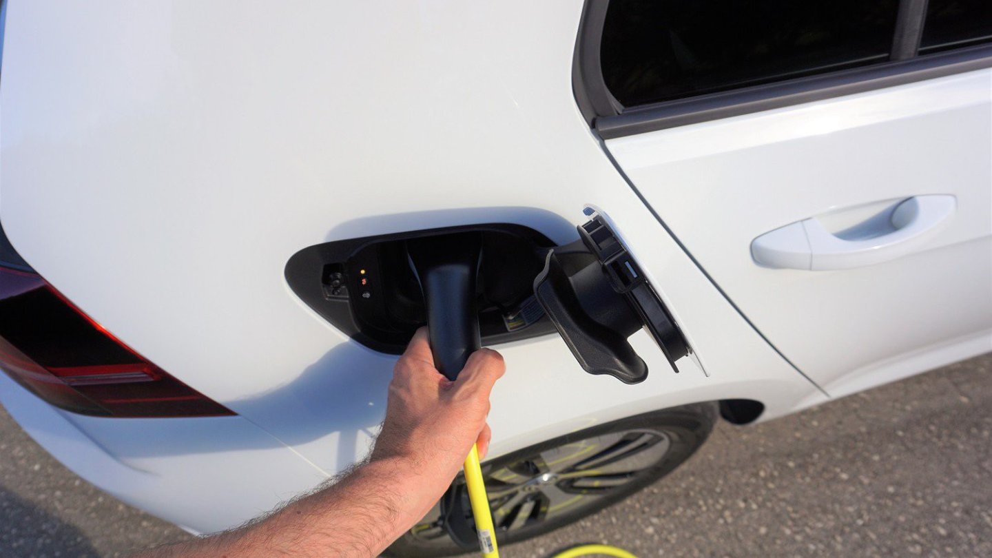 Laden statt Tanken: für viele Kunden ist das noch keine Option. Laden statt Tanken: für viele Kunden ist das noch keine Option.