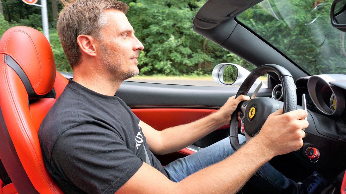 Der Autor glücklich am Steuer des Ferrari California T. Auch bei Landstraßentempo. Der Autor glücklich am Steuer des Ferrari California T. Auch bei Landstraßentempo.
