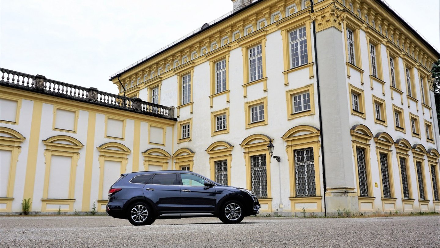 Macht Eindruck: de Hyundai Grand Santa Fe ist 4,91 Meter lang. Macht Eindruck: de Hyundai Grand Santa Fe ist 4,91 Meter lang.