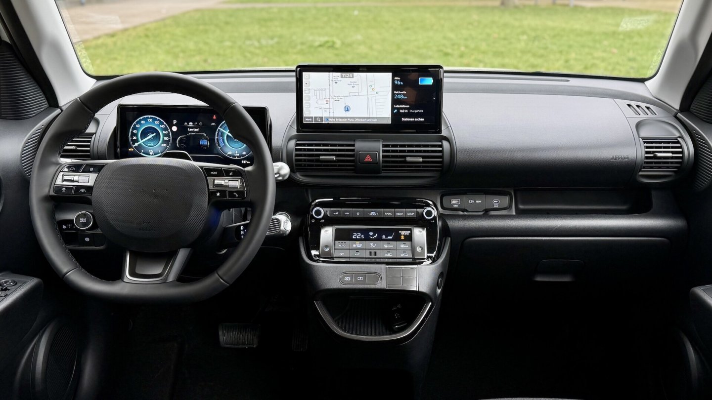 Infotainment-Display, Navi und Klimaautomatik sind serienmäßig.