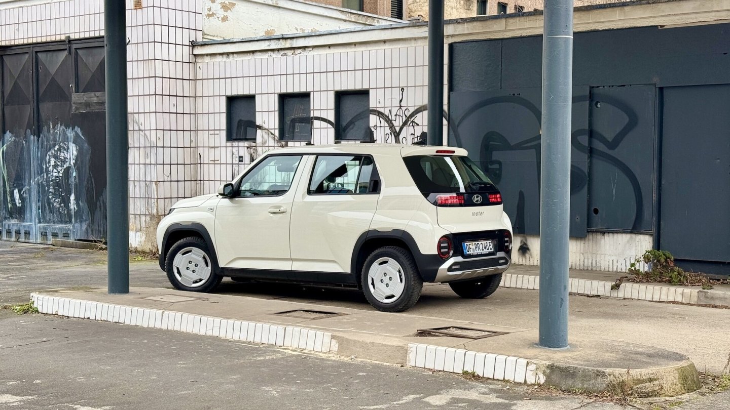 Eher Zufall als Stilmittel: Elektro-Inster an einer stillgelegten Tankstelle.