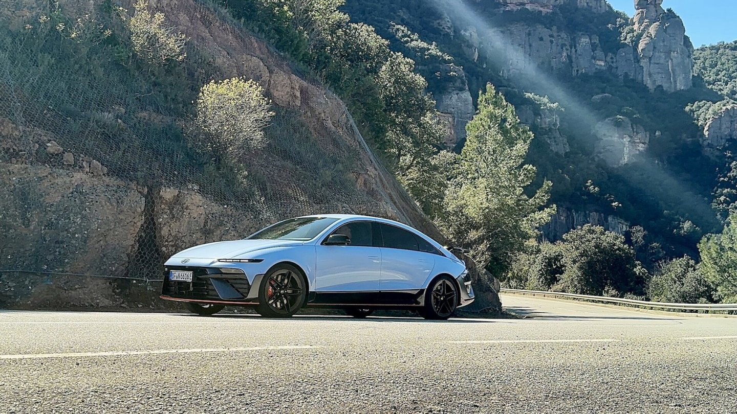 Auch auf engen Kurvenstrecken wirkt der schwere Elektro-Koreaner nicht fehl am Platz.