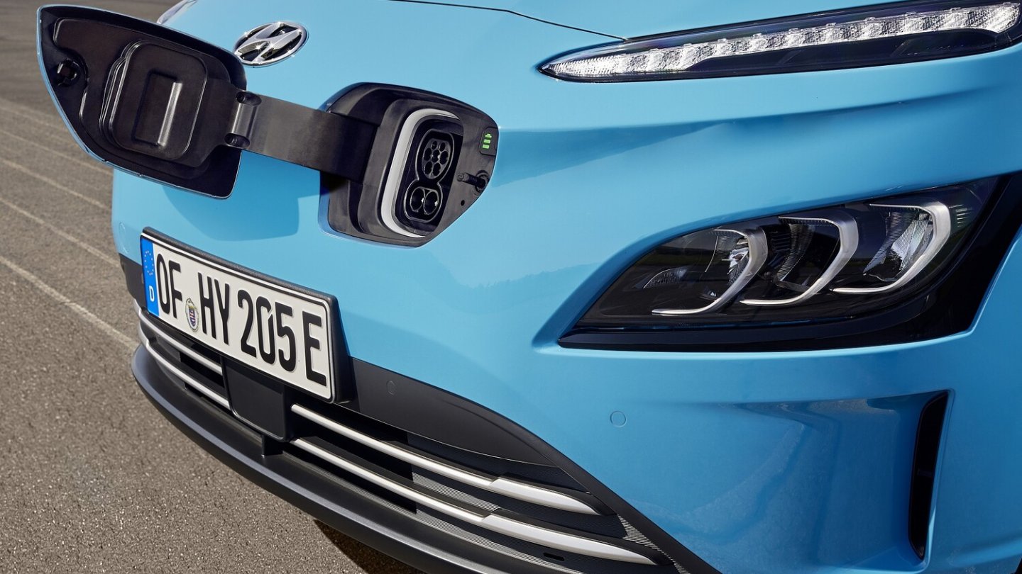 Der Ladeanschluss liegt beim Hyundai Kona Elektro in der Frontmaske. Der Ladeanschluss liegt beim Hyundai Kona Elektro in der Frontmaske.