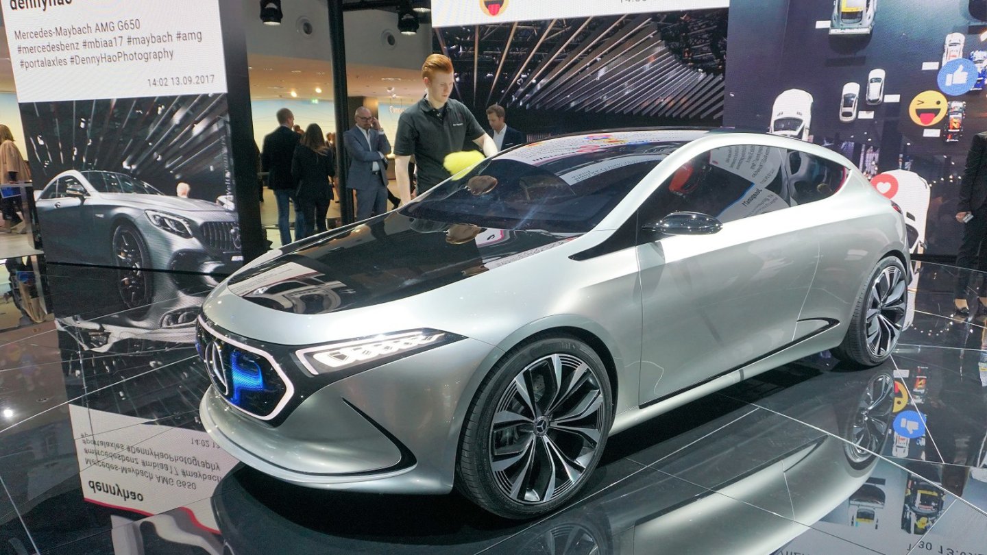 Mercedes zeigt sich digital: Instagram-Monioring am Messestand. Mercedes zeigt sich digital: Instagram-Monioring am Messestand.