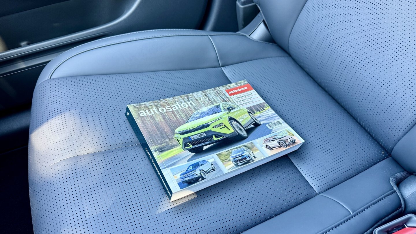 Jeder Besucher erhält eine hochwertige Alu-Trinkflasche, die ersten 50 Gäste zudem ein Gratis-Exemplar des Nachschalgewerks auto salon mit allen Autos im Modelljahr 2026.