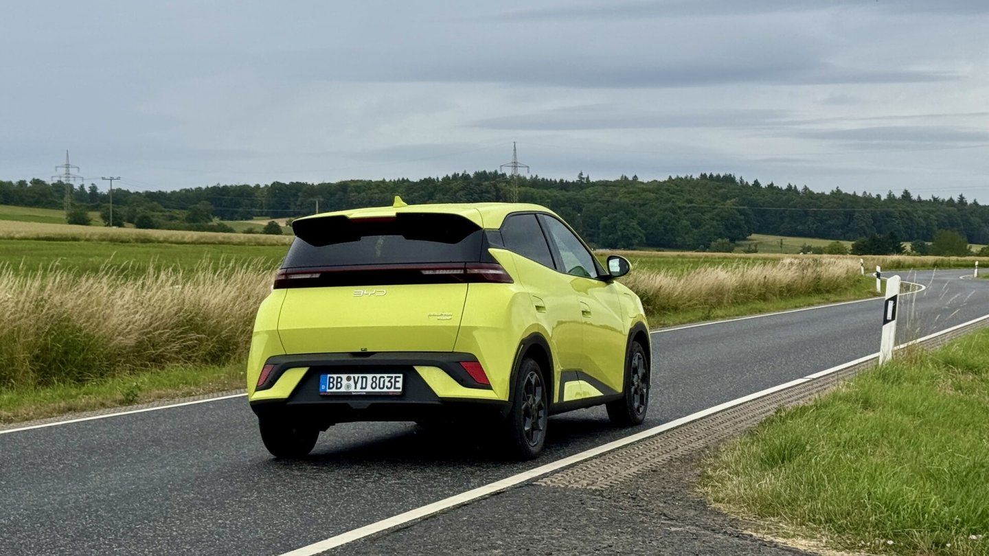 Der BYD Dolphin Surf ist weicher abgestimmt, sein Antrieb ist spürbar stärker.