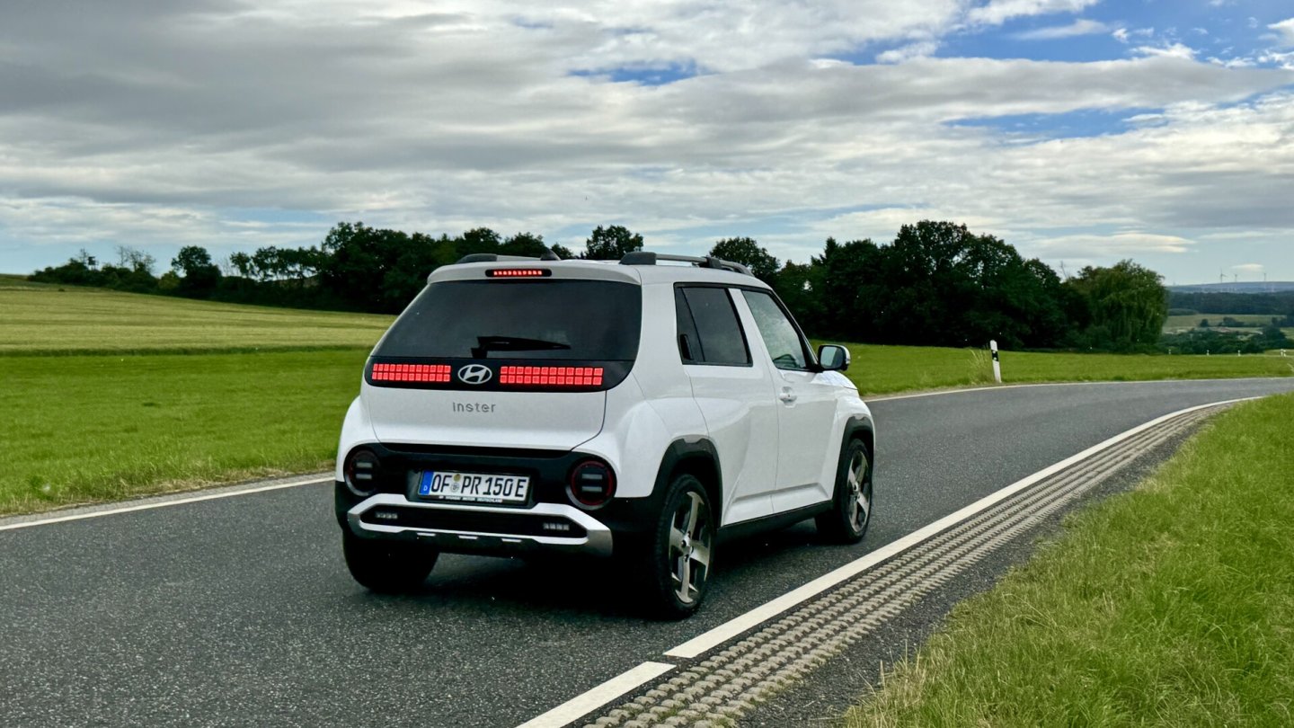 Der Huyndai Inster hat mit 17-Zoll-Felgen eine straffe Grundnote im Fahrwerk.