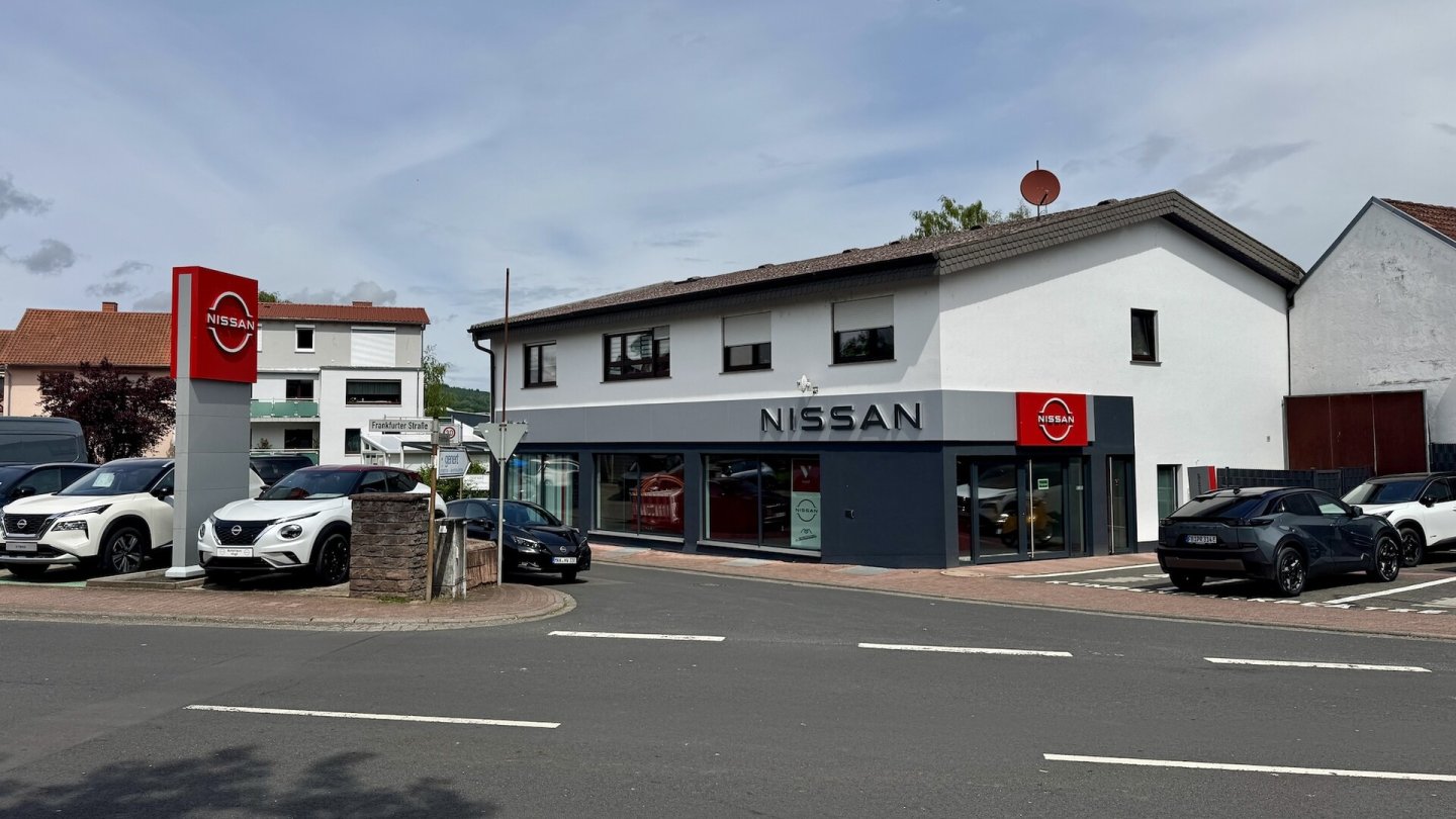 Das Nissan-Autohaus liegt gut sichtbar an einer Hauptstraße. Neben der japansichen Marke werden auch Autos aus China verkauft.