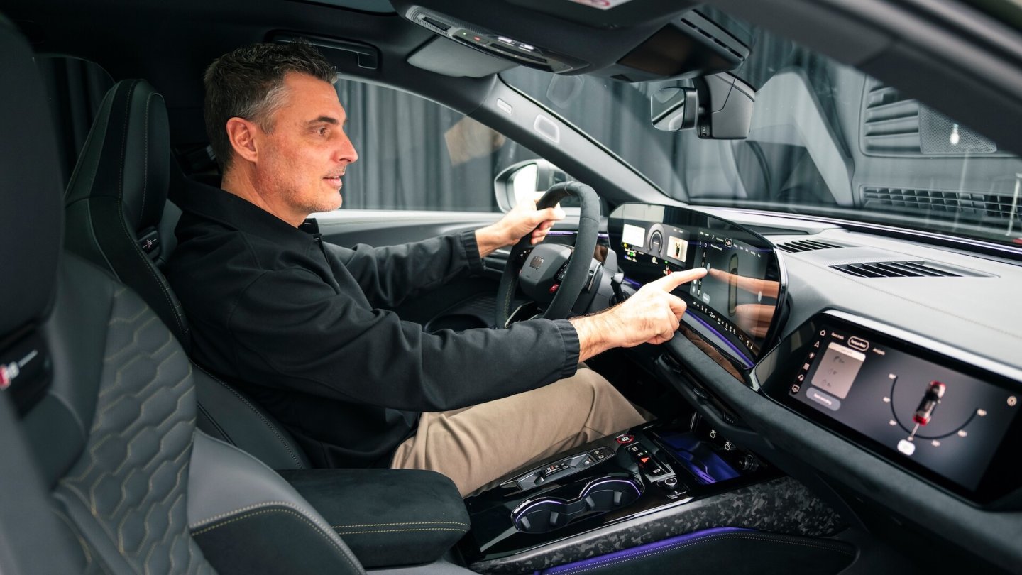 Auf dem Display kann man Trackday-Analysen und Driftwinkel abrufen. Oder das Navi bedienen...