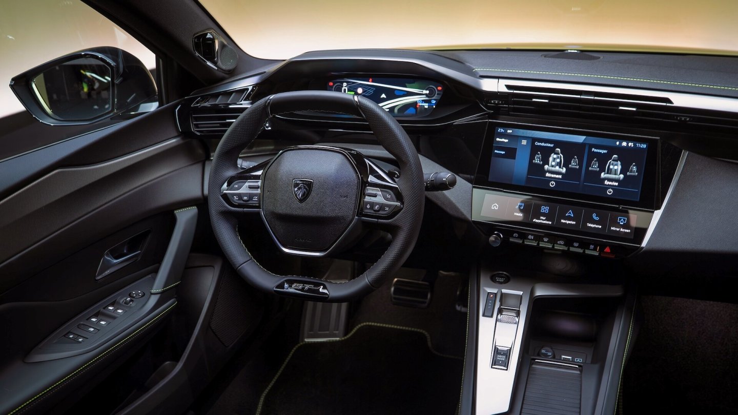 Das Display vor dem Fahrer wurde zum Facelift überarbeitet.