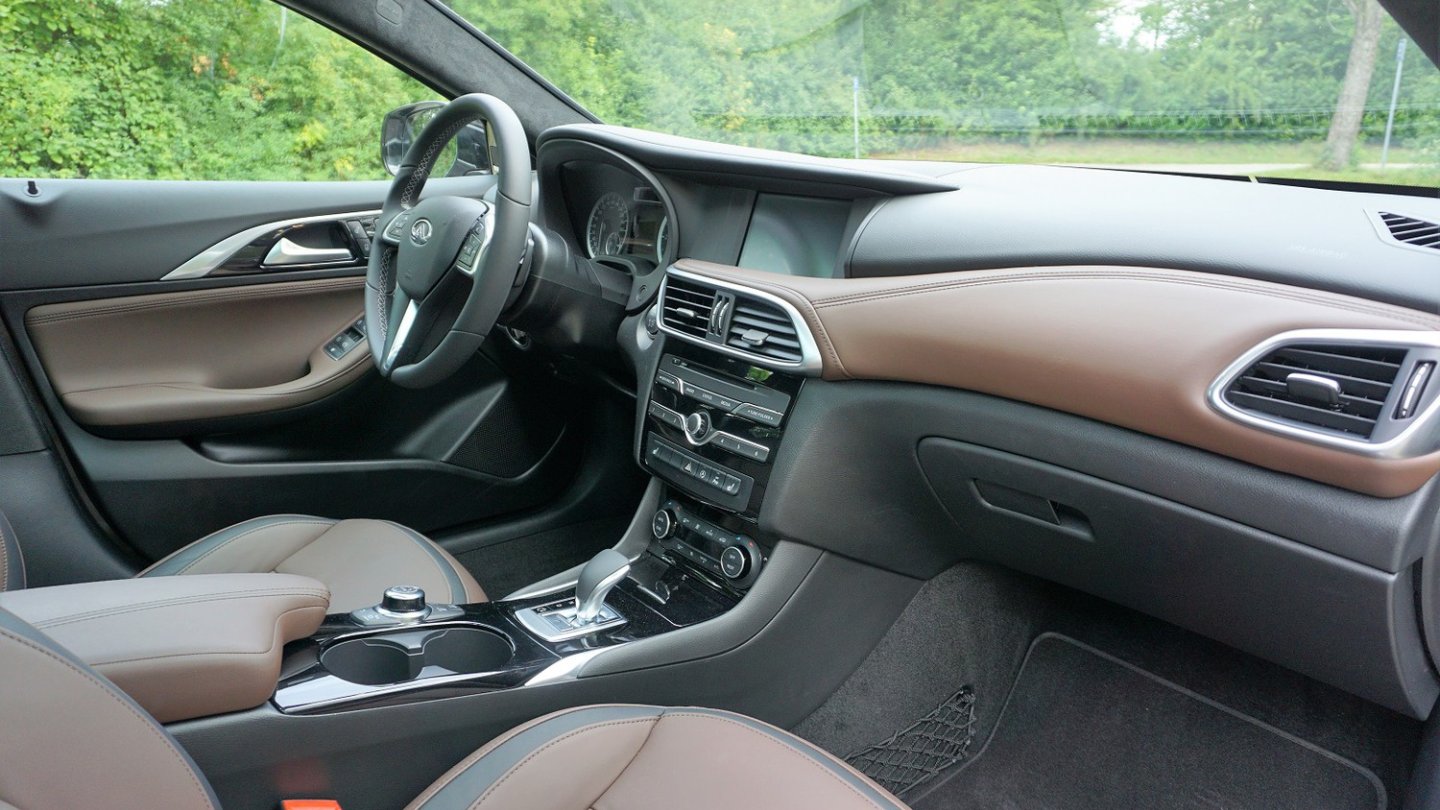 Edel zeigt sich der Infiniti Q30 auch im Cockpit. Edel zeigt sich der Infiniti Q30 auch im Cockpit.