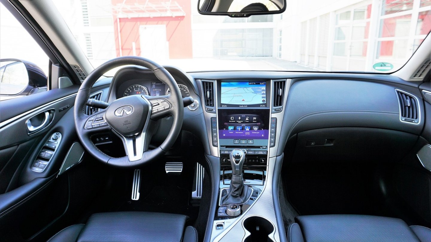 Zwei Monitore im Cockpit wirken sehr modern, die Bedienung ist fummelig. Zwei Monitore im Cockpit wirken sehr modern, die Bedienung ist fummelig.