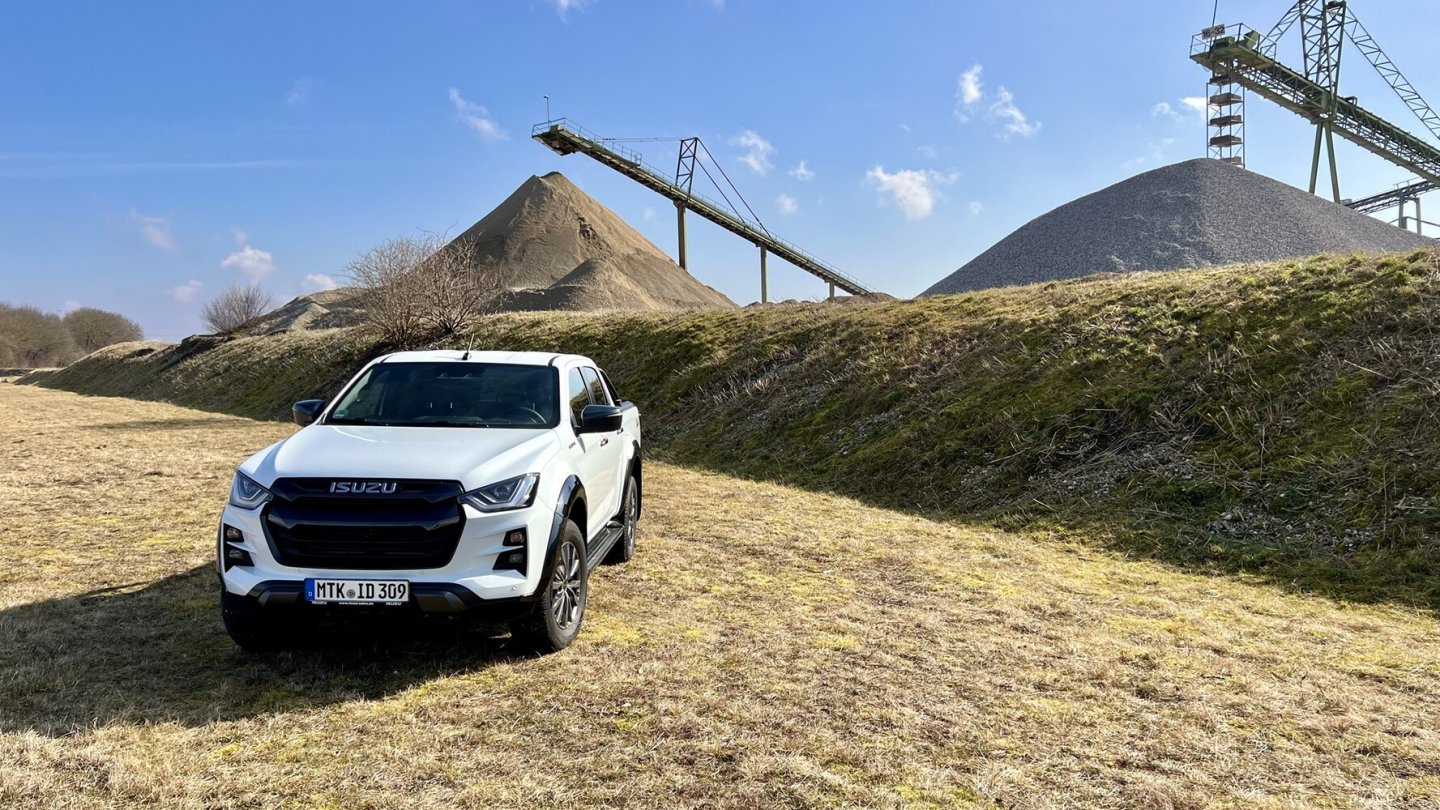 Schotter hilft: Der vollausgestattete Testwagen kostet 55.990 Euro. Schotter hilft: Der vollausgestattete Testwagen kostet 55.990 Euro.