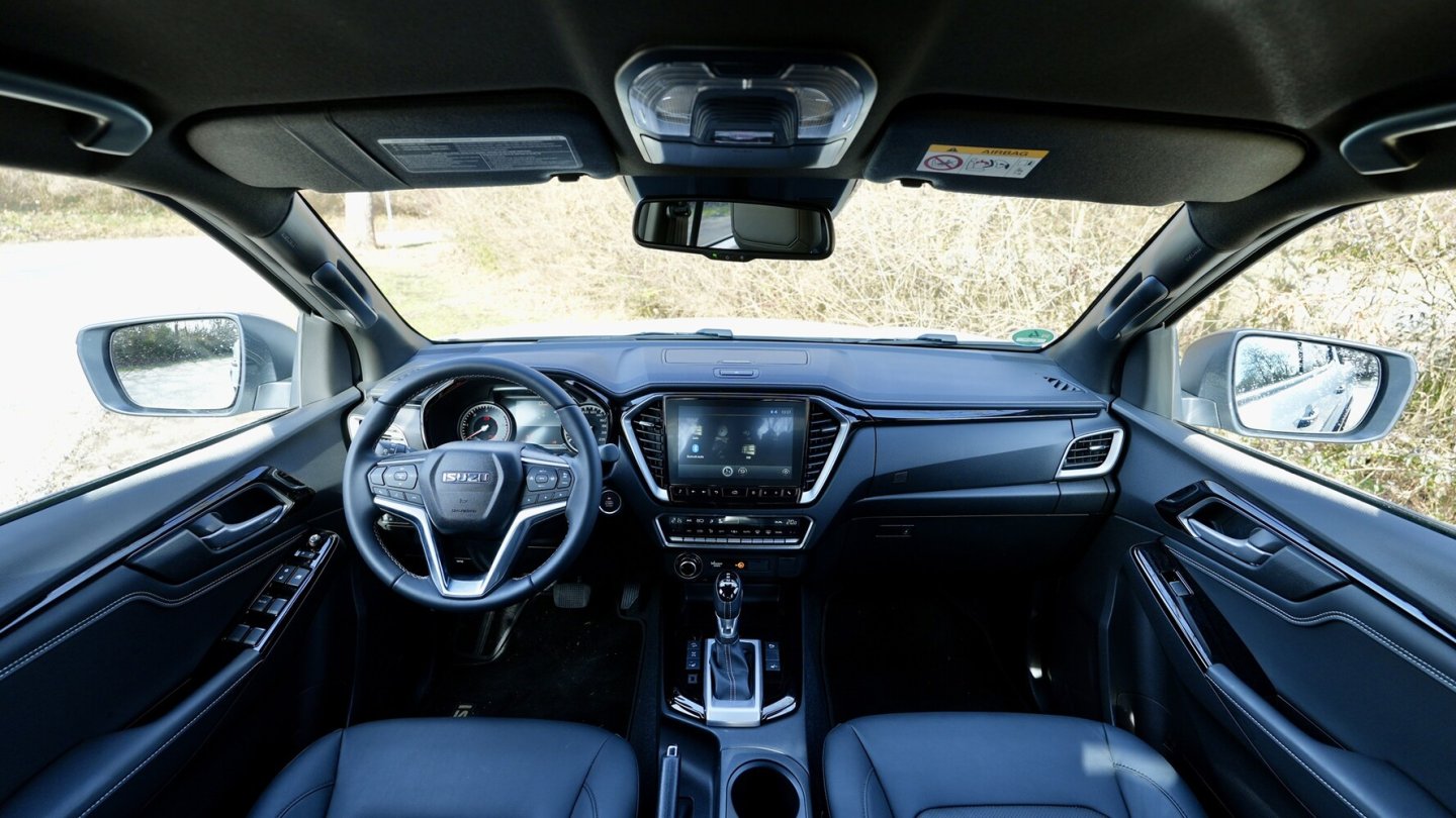 Übersichtliches Cockpit, im V-Cross mit neun Zoll großem Infotainment-System. Übersichtliches Cockpit, im V-Cross mit neun Zoll großem Infotainment-System.