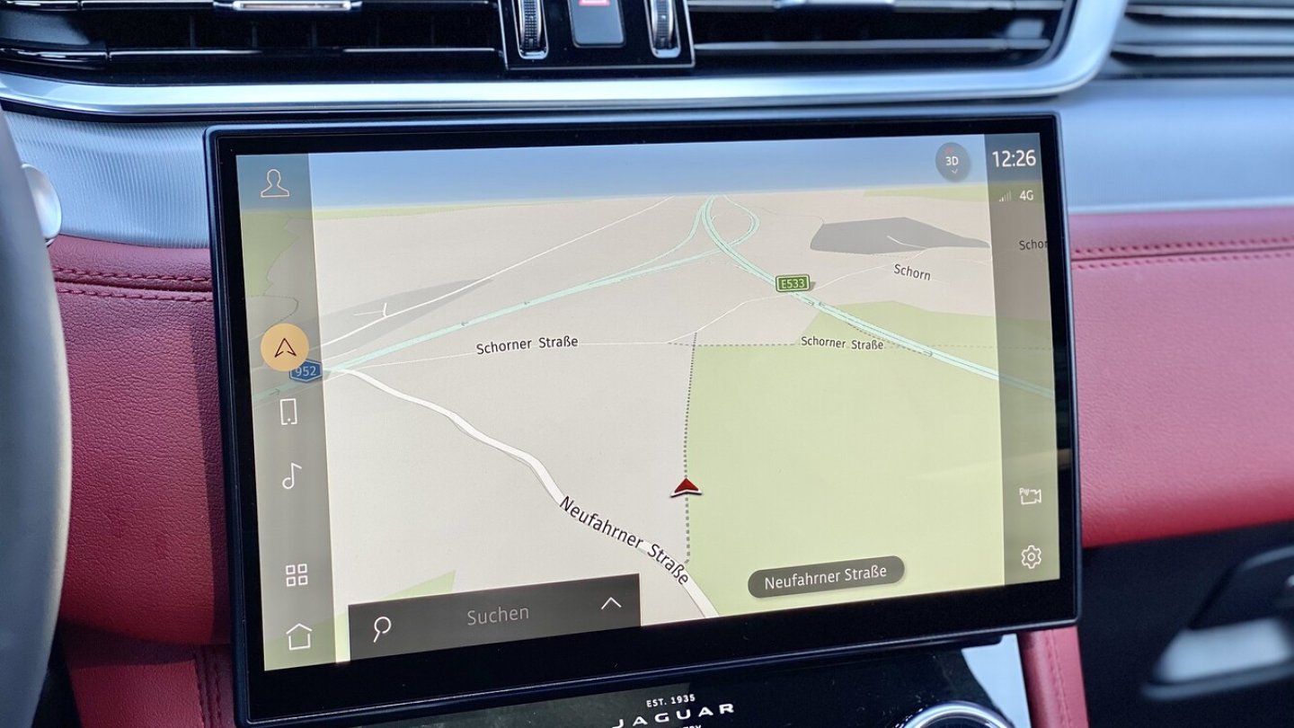Das 11,4 Zoll große Display ist leicht gebogen. Das 11,4 Zoll große Display ist leicht gebogen.