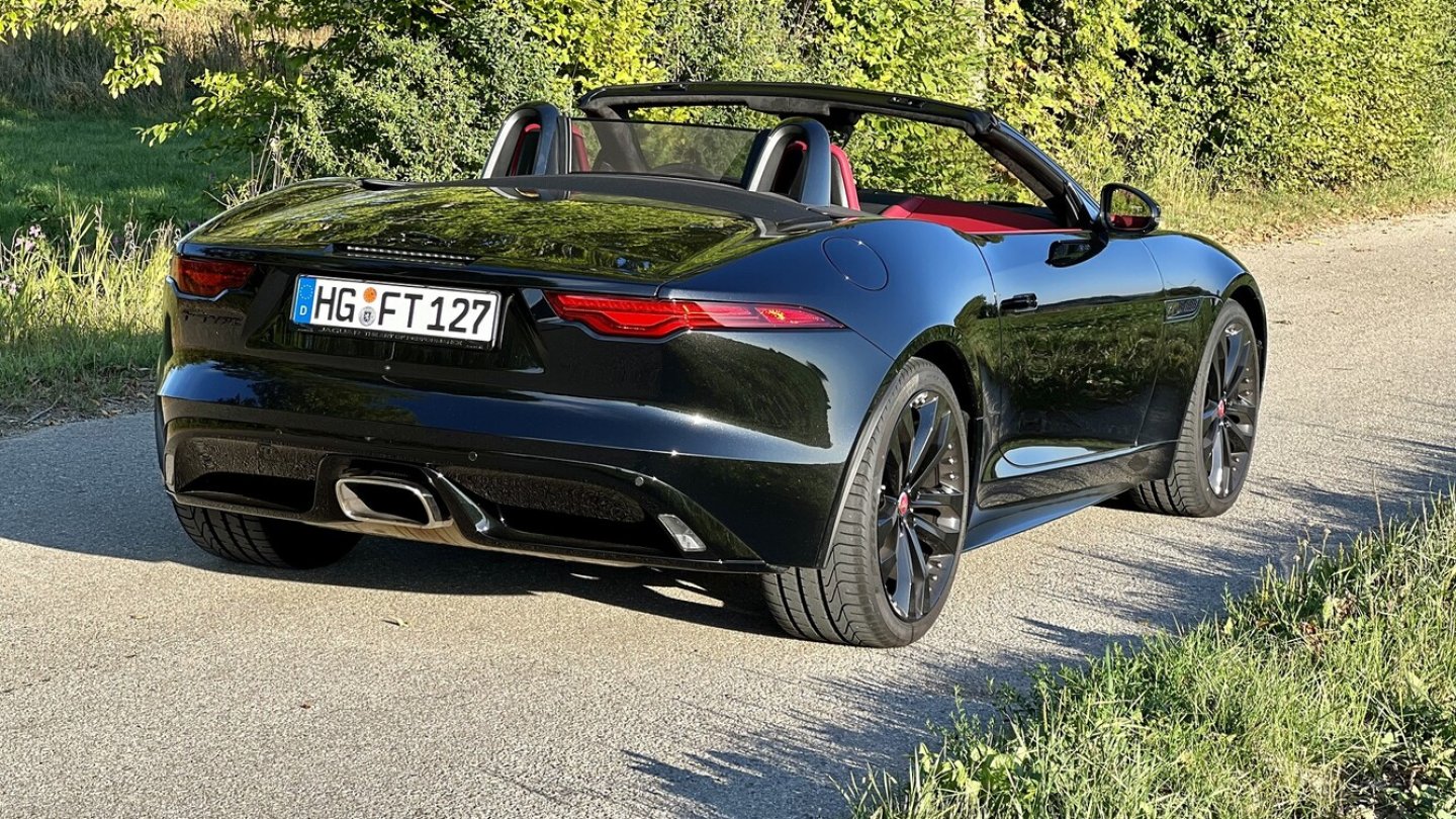 Der Testwagen fährt als R Dynamic mit optionalem Black Pack vor. Der Testwagen fährt als R Dynamic mit optionalem Black Pack vor.