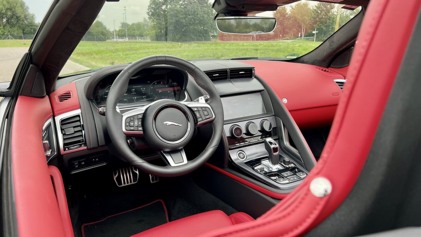 Auf bequemen Sitzen ist man sehr gut im Auto integriert. Auf bequemen Sitzen ist man sehr gut im Auto integriert.
