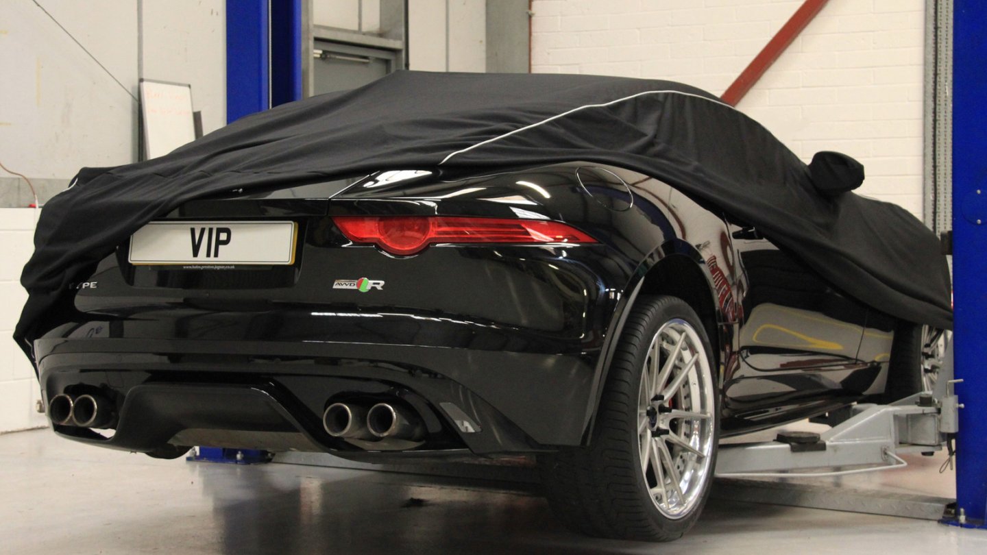 Das mit dem Tuch soll wohl einen Wow-Effekt erzeugen. Nur ohne 'Wow', denn die F-Type-Form ist bekannt. Das mit dem Tuch soll wohl einen Wow-Effekt erzeugen. Nur ohne 'Wow', denn die F-Type-Form ist bekannt.