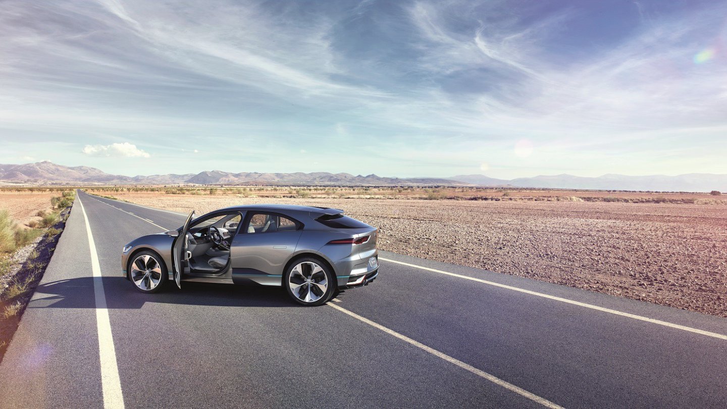 Der stellt sich quer: mit dem I-Pace kommt ein sexy Elektro-Jaguar. Der stellt sich quer: mit dem I-Pace kommt ein sexy Elektro-Jaguar.