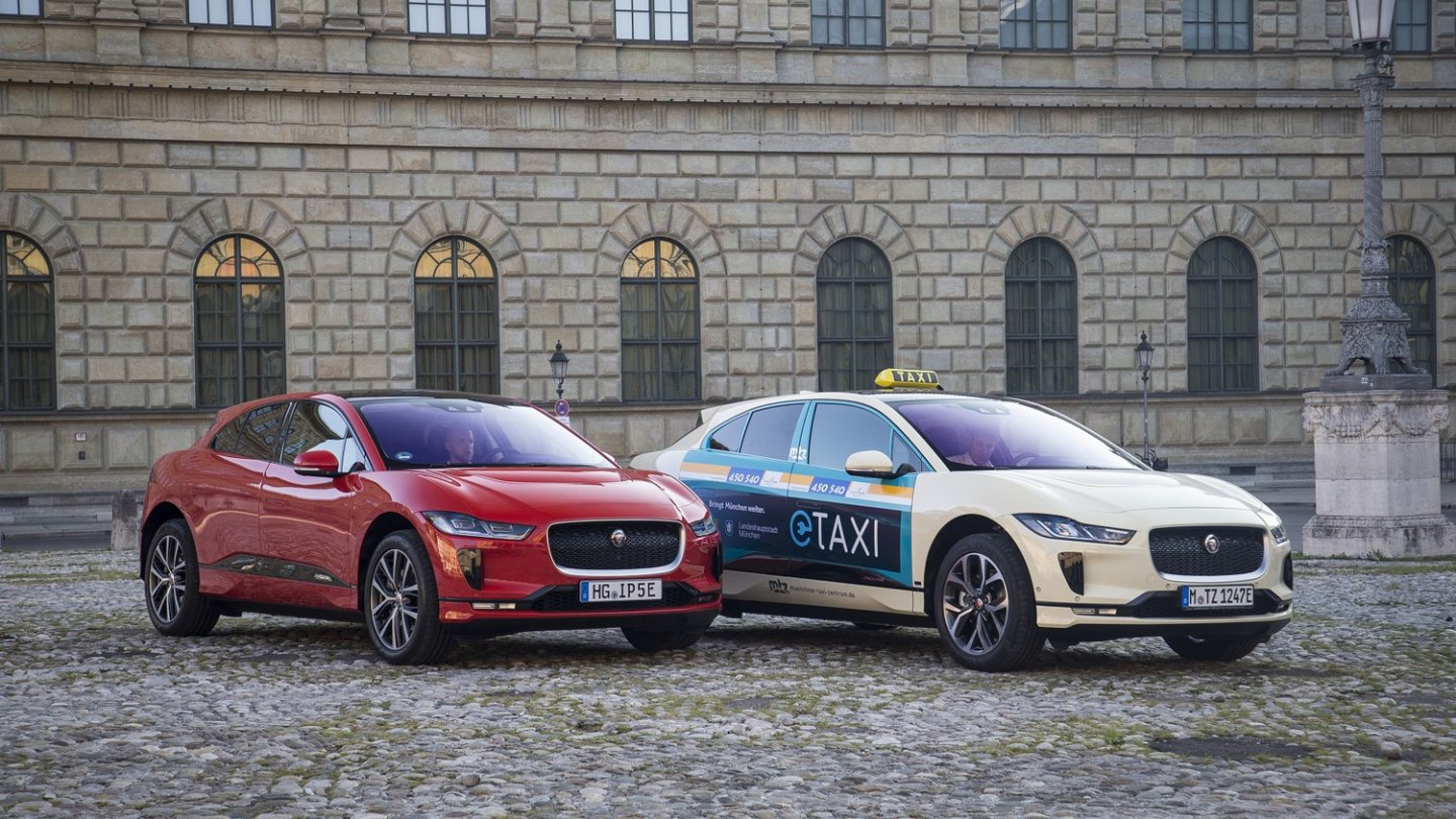 Für den Taxibetrieb wird der Jaguar I-Pace beklebt. Für den Taxibetrieb wird der Jaguar I-Pace beklebt.