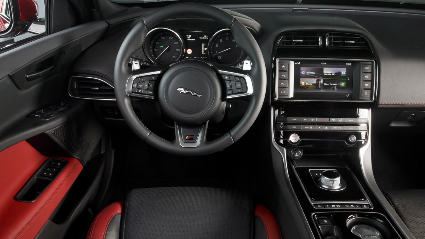 Das Cockpit des Jaguar XE: Gute Verarbeitung und angenehmes Design treffen auf gemischte Kunststoffqualitäten. Das Cockpit des Jaguar XE: Gute Verarbeitung und angenehmes Design treffen auf gemischte Kunststoffqualitäten.