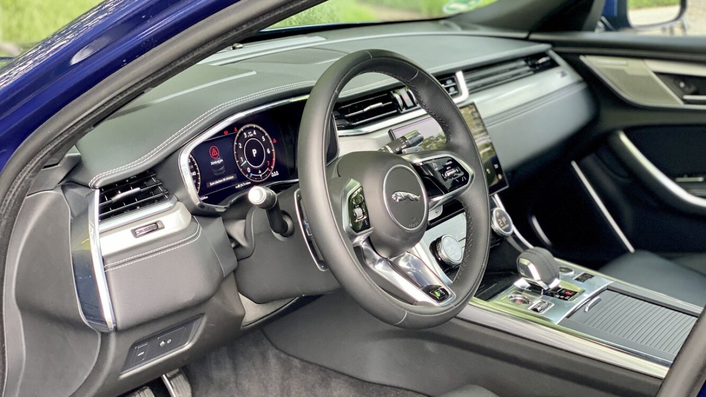 Das Facelift hat den Jaguar XF vor allem innen neu sortiert. Das Facelift hat den Jaguar XF vor allem innen neu sortiert.