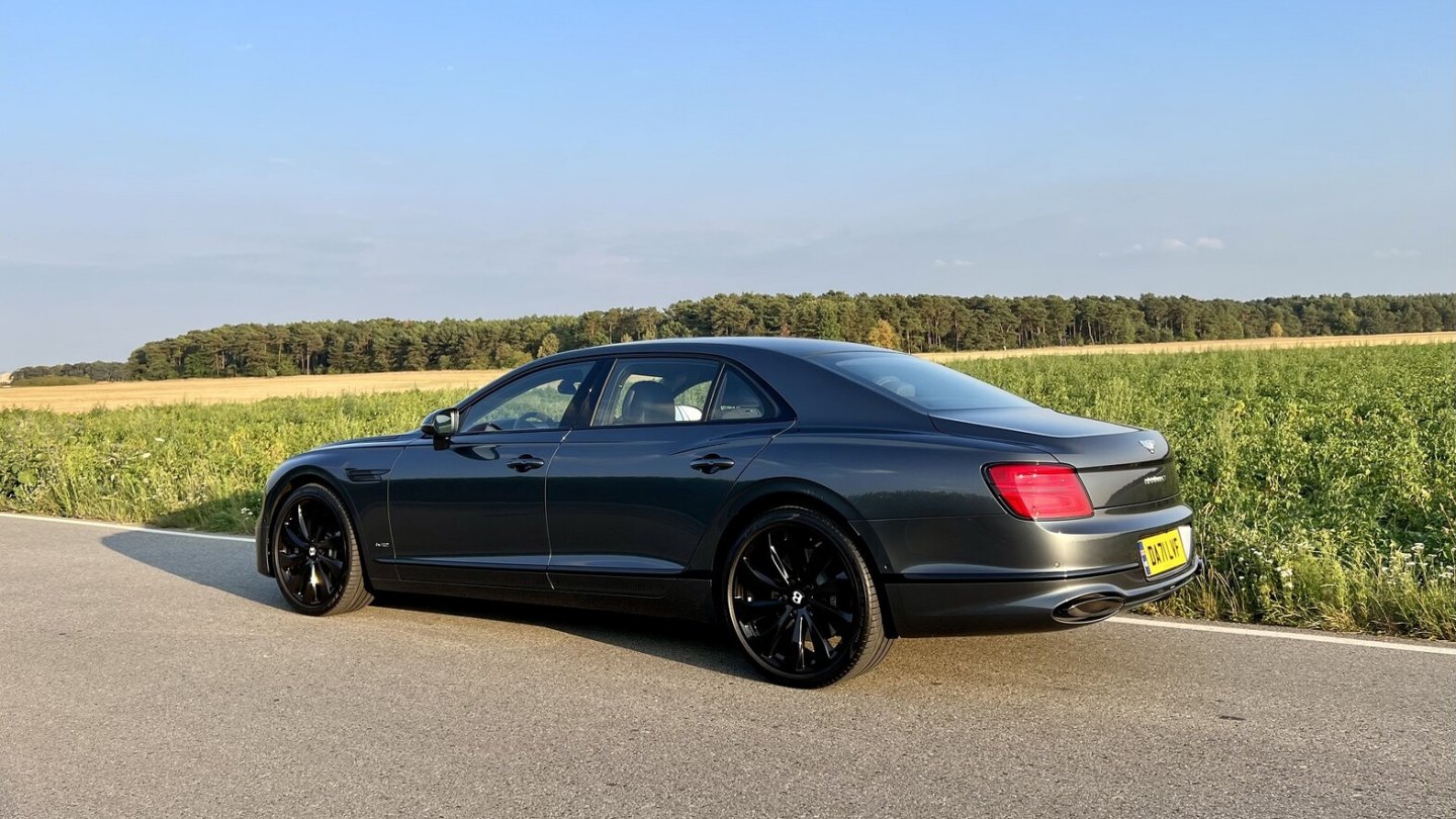 Mit 333 km/h der schnellste Testwagen im Jahr 2022: Bentley Flying Spur W12. Mit 333 km/h der schnellste Testwagen im Jahr 2022: Bentley Flying Spur W12.