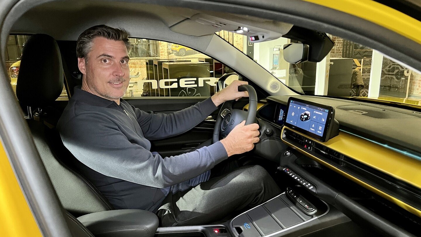 Das Cockpit kombiniert Konzernware mit eigenem Design. Das Cockpit kombiniert Konzernware mit eigenem Design.