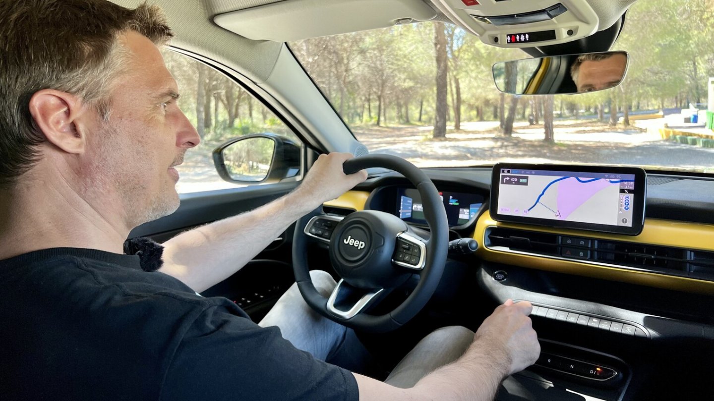 Physische Tasten und ein Lautstärke-Regler erleichtern die Bedienung im Cockpit. Physische Tasten und ein Lautstärke-Regler erleichtern die Bedienung im Cockpit.