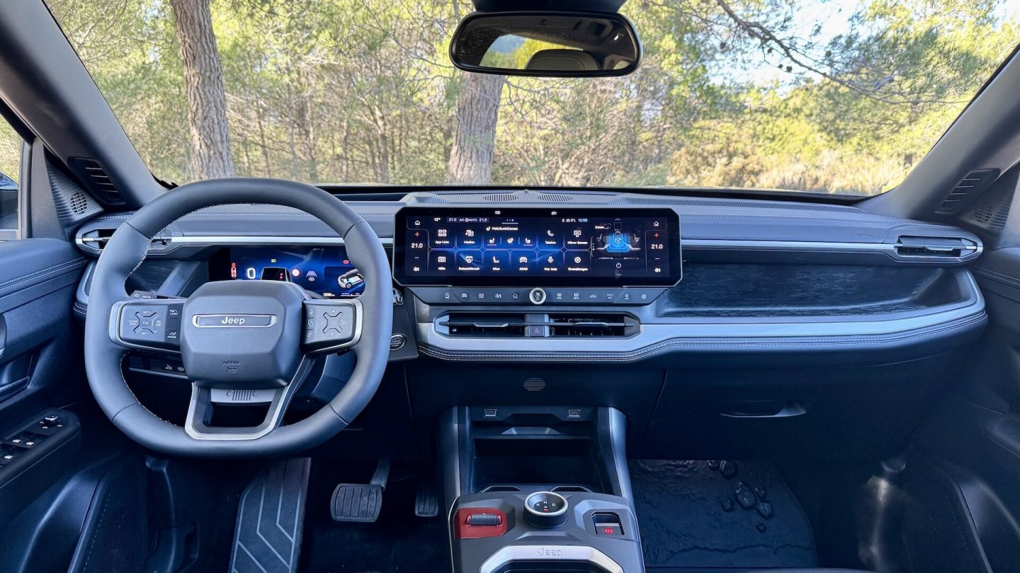 Das breite Infotainment-Dispaly und ein Navigationssystem sind immer mit an Bord.