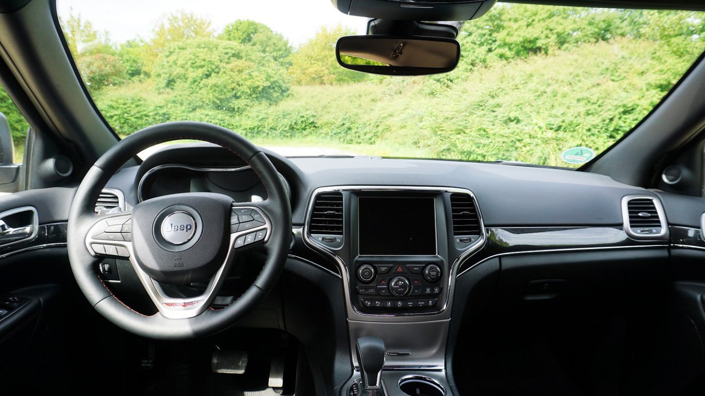 Auch das Cockpit zeigt typischen Jeep-Stil. Auch das Cockpit zeigt typischen Jeep-Stil.