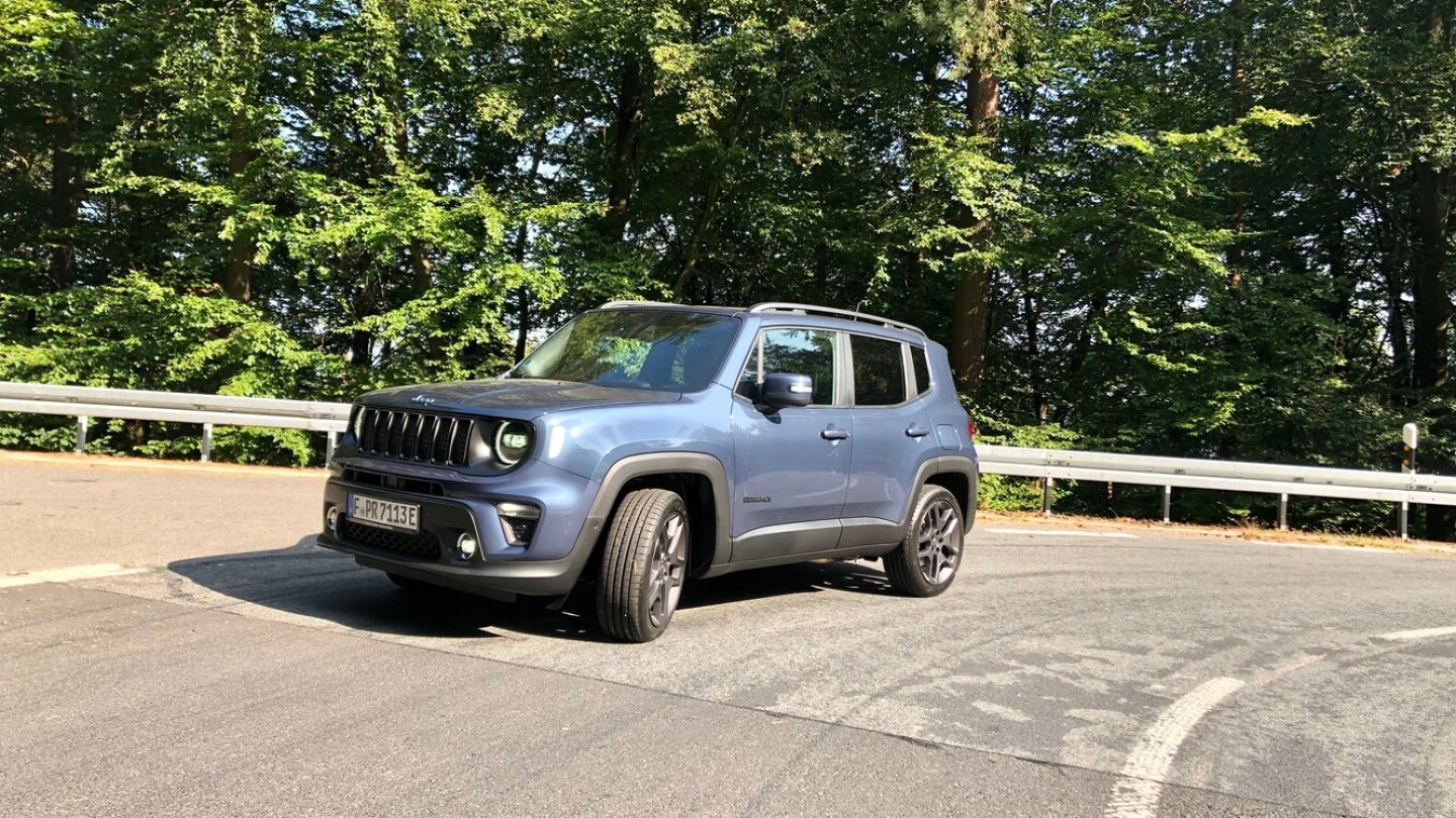 Der Jeep Renegade 4xe S hat eine kombinierte Leistung von 240 PS. Der Jeep Renegade 4xe S hat eine kombinierte Leistung von 240 PS.