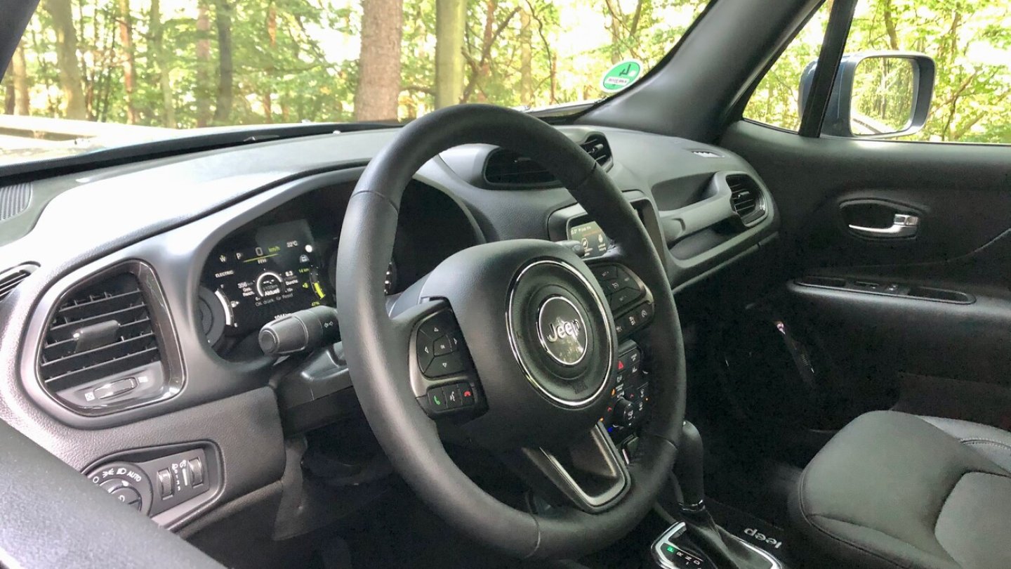 Das Cockpit des Jeep Renegade bleibt grundsätzlich unverändert. Das Cockpit des Jeep Renegade bleibt grundsätzlich unverändert.