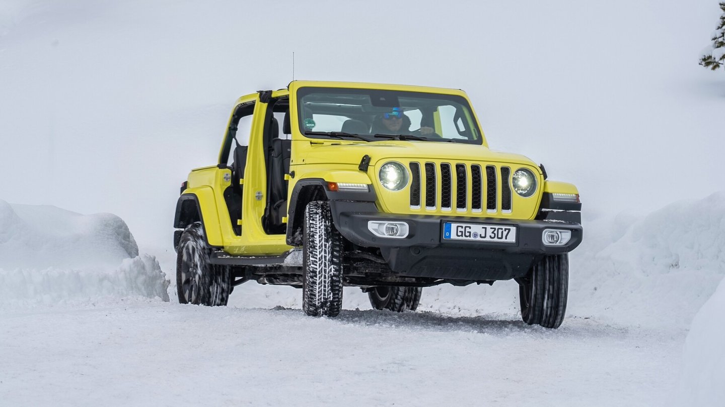 Jeep Wrangler 4xe im Schnee
