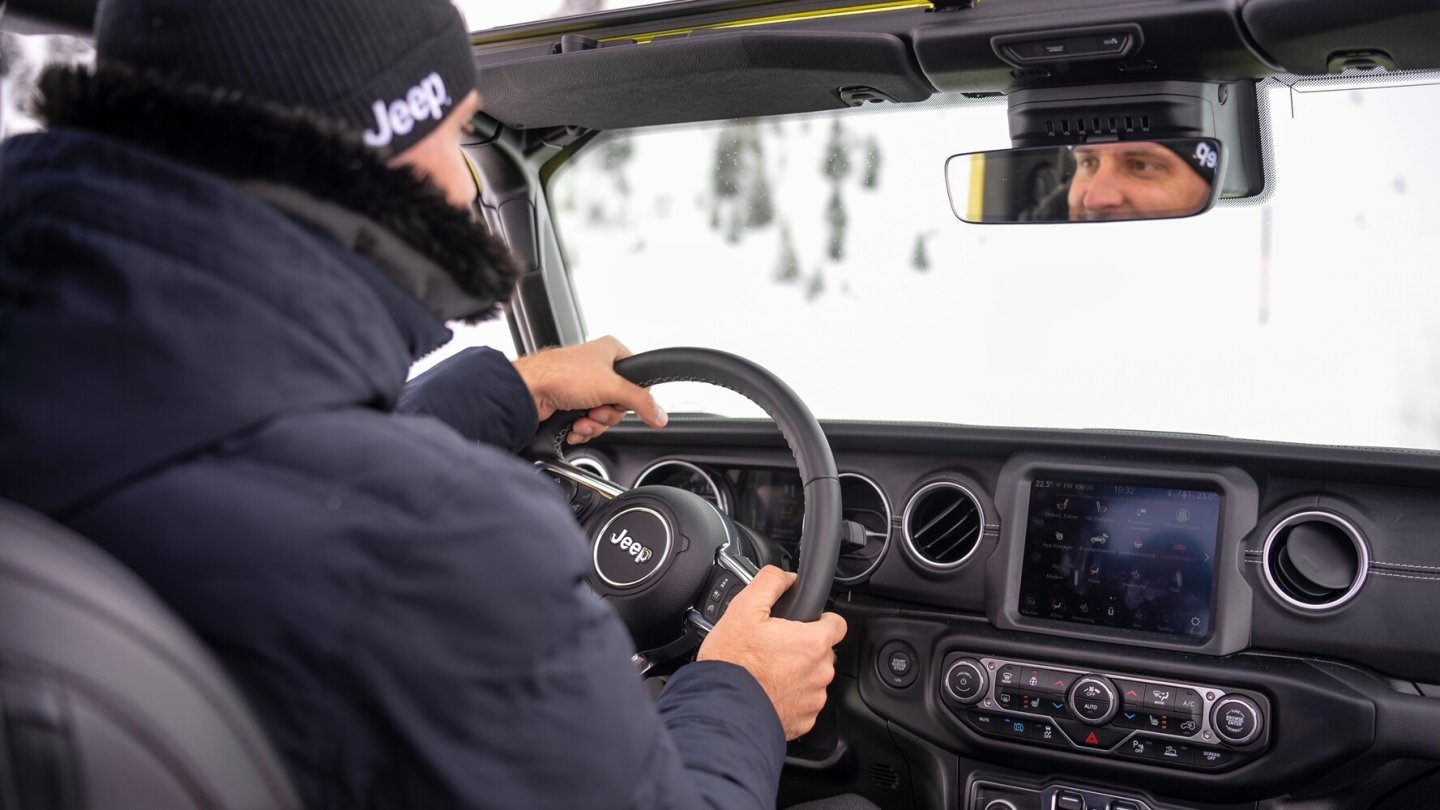 Die steilge Scheibe und eine waagrechte Motorhaube helfen beim Rangieren zwischen den Schneewänden. Die steilge Scheibe und eine waagrechte Motorhaube helfen beim Rangieren zwischen den Schneewänden.