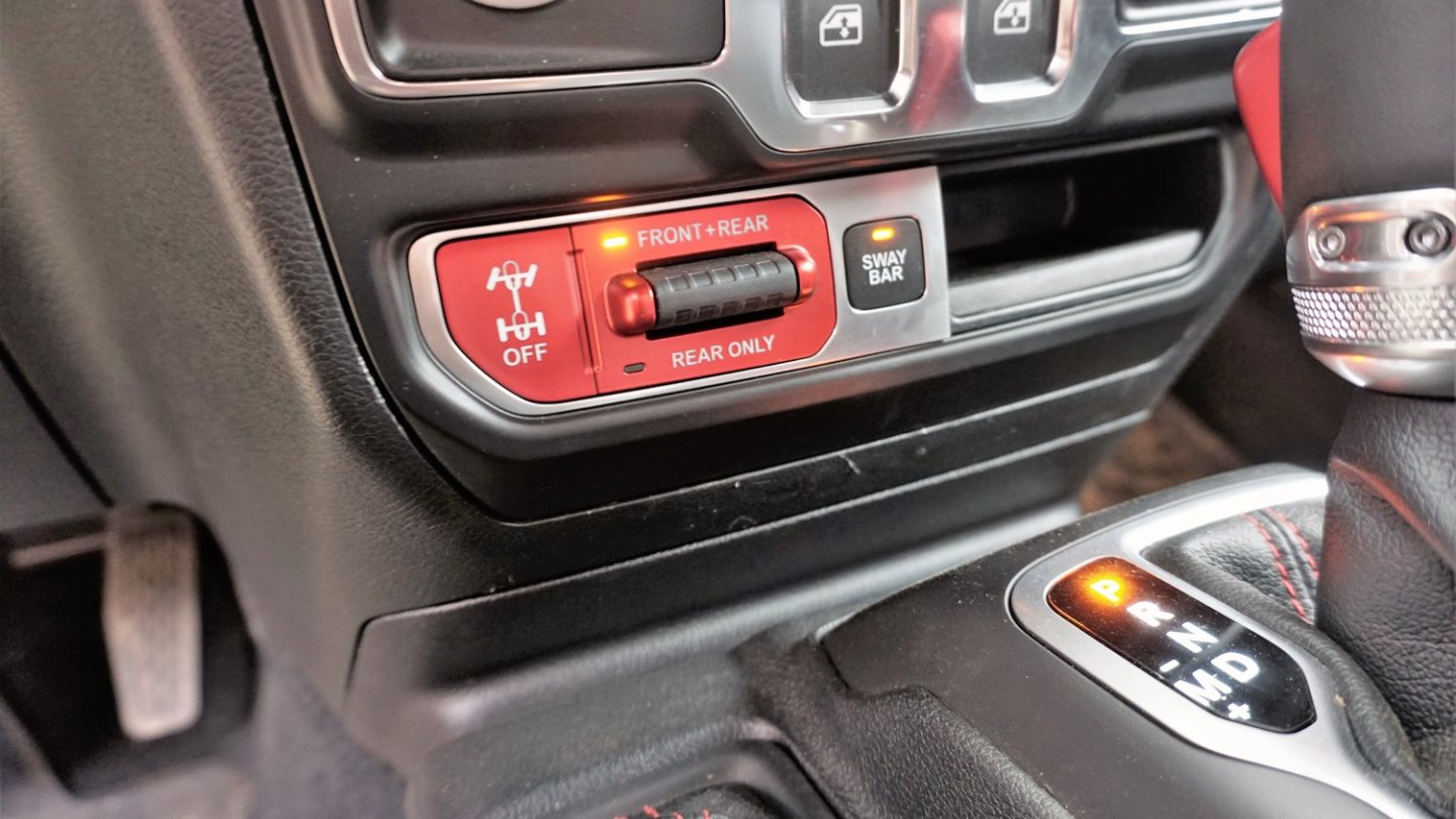 Der Jeep Wrangler Rubicon bietet den ausgefeiltesten Allradantrieb der drei Modelle. Der Jeep Wrangler Rubicon bietet den ausgefeiltesten Allradantrieb der drei Modelle.