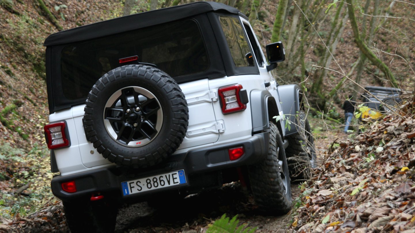Das Reserverad trägt der Wrangler weiterhin am Heck. Das Reserverad trägt der Wrangler weiterhin am Heck.