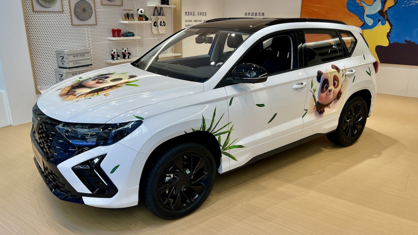 Der Jetta VS5 mit Panda-Stickern auf der Messe Auto China in Peking. Der Jetta VS5 mit Panda-Stickern auf der Messe Auto China in Peking.