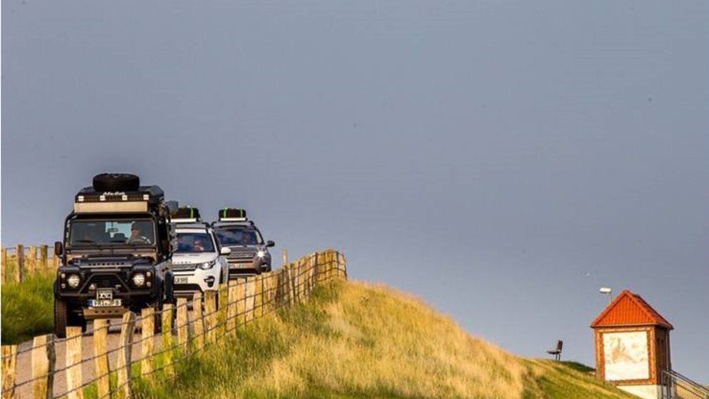 Der Jever Defender mit Begleitfahrzeugen auf Achse in der Heimat von Jever. Der Jever Defender mit Begleitfahrzeugen auf Achse in der Heimat von Jever.