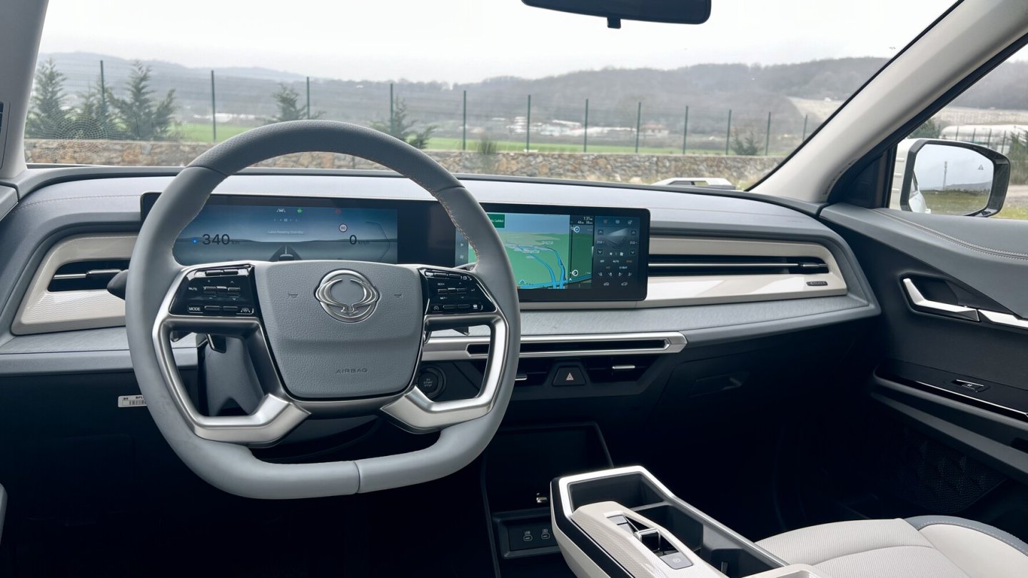 Das Cockpit des Torres EVX. Im neuen Actyon dürfte es ähnlich aussehen. Das Cockpit des Torres EVX. Im neuen Actyon dürfte es ähnlich aussehen.
